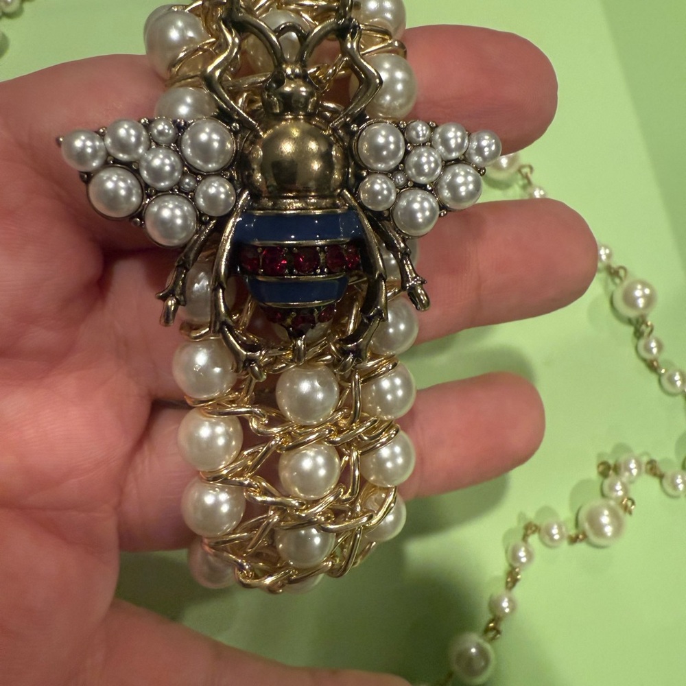 New  Gold tone and Pearl Bee Bracelet - Picture 5 of 6
